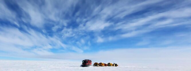 Kanarische Insel beliebtes Urlaubsziel – Antarktis - Null Bewohner, Millionen Pinguine und feste Dimensionen. Am südlichen Ende der Erde, wo die Sonne nur zwischen Frühjahr und Herbst über dem Horizont aufgeht, liegt der 7. Kontinent, die Antarktis. Riesig, bis auf ein paar Forscher unbewohnt und ohne offiziellen Besitzer. Eine Welt, die überrascht, bevor Sie sie sehen. Deshalb ist ein Besuch definitiv etwas für die Schatzkiste der Erinnerung und allein die Ausmaße dieser Destination sind eine Sache für sich. Du trittst aus deinem gemütlichen Hotelzimmer und es begrüßt dich die warme italienische Sonne. Du blickst auf den atemberaubenden Gardasee, der in zahlreichen Blautönen schimmert - von tiefem Dunkelblau bis zu funkelndem Türkis. Majestätische Berge umgeben dich, während die Brise sanft deine Haut streichelt und der Duft von blühenden Zitronenbäumen deine Nase kitzelt. Du schlenderst die malerischen, engen Gassen entlang, vorbei an farbenfrohen, blumengeschmückten Häusern. Vereinzelt unterbricht das fröhliche Lachen der Einheimischen die friedvolle Stille. Du fühlst dich wie in einem Traum, der nicht enden will. Jeder Schritt führt dich zu neuen Entdeckungen und Abenteuern. Du probierst die köstliche italienische Küche mit ihren frischen Zutaten und verführerischen Aromen. Die Sonne geht langsam unter und taucht den Himmel in ein leuchtendes Orange-rot - ein spektakulärer Anblick.
