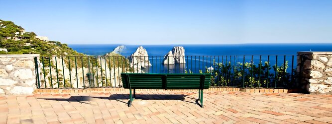 Kanarische Insel Feriendestination - Capri ist eine blühende Insel mit weißen Gebäuden, die einen schönen Kontrast zum tiefen Blau des Meeres bilden. Die durchschnittlichen Frühlings- und Herbsttemperaturen liegen bei etwa 14°-16°C, die besten Reisemonate sind April, Mai, Juni, September und Oktober. Auch in den Wintermonaten sorgt das milde Klima für Wohlbefinden und eine üppige Vegetation. Die beliebtesten Orte für Capri Ferien, locken mit besten Angebote für Hotels und Ferienunterkünfte mit Werbeaktionen, Rabatten, Sonderangebote für Capri Urlaub buchen.