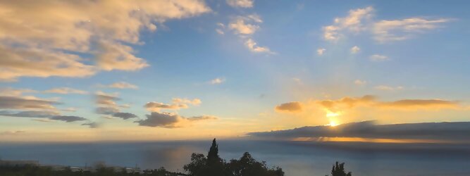 Kanarische Insel Insel Urlaub  - La Palma macht ihrem Beinamen, die Schöne, alle Ehre. Das Kleinod im Atlantik erstrahlt in sattem Grün, verziert mit hübschen landestypischen Villen in den weit gestreuten Dörfern, eingerahmt von weichen Wellen des dunkelblauen atlantischen Ozeans, am Himmel ziehen malerische Formationen, bauschiger weißer Schäfchenwolken. Eine Bilderbuchidylle zum Verlieben. Die beliebtesten Orte für La Palma Ferien, locken mit besten Angebote für Hotels und Ferienunterkünfte mit Werbeaktionen, Rabatten, Sonderangebote für La Palma Urlaub buchen. Reisedaten eingeben und Hotel Flug Mietwagen Attraktionen Taxis für eine La Palma Reise flexibel buchen. Sollten sich die Pläne ändern, sind viele der Unterkünfte und Zimmer auf La Palma kostenfrei stornierbar.