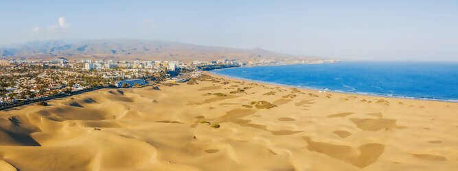 Kanarische Insel - Sanddünen unter dem Leuchtturm Der Leuchtturm von Maspalomas erhebt sich im Süden von Gran Canaria, inmitten eines Küstenabschnitts, der zu den meistbesuchten Touristengebieten Europas zählt. Von Düne zu Düne - der Strand von Maspalomas. In Maspalomas, Playa del Inglés und Meloneras gibt es viele Hotels und Ferienwohnungen sowie unzählige attraktive Möglichkeiten für Tag- und Nachtaktivitäten, um den Aufenthalt am und um den Strand angenehm zu gestalten. Seit die ersten Besucher erkannten, dass schönes Wetter hier eine tägliche Gewohnheit war, hat der Leuchtturm von Maspalomas Tausende von Sonnentagen, Flitterwochen, Schwimmen und Strandspaziergängen gezählt.
