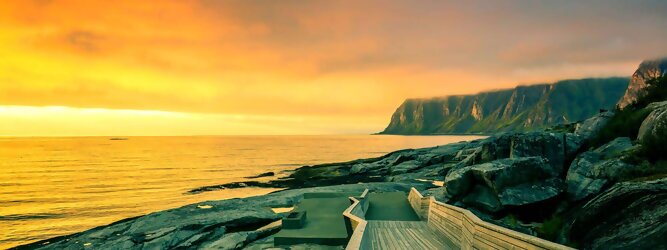 Kanarische Insel Feriendestination Norwegen – Schwindelfrei auf Preikestolen – die spektakuläre Felskanzel erhebt sich als steile Plateauklippe über dem Lysefjord. Die Aussicht über den Fjord ist atemberaubend, schwindelfrei sein ist Voraussetzung. Es lohnt sich auf jeden Fall, schon mitten in der Nacht aufzustehen, um den magischen Moment des überwältigend schönen Sonnenaufgangs mitzuerleben, grandios wie sich die ersten Sonnenstrahlen in den steilen Felswänden verfangen und die Bergmauern zum Leuchten bringen. Dieser Augenblick inspiriert zur Demut und Dankbarkeit. Die beliebtesten Orte für Ferien in Norwegen, locken mit besten Angebote für Hotels und Ferienunterkünfte mit Werbeaktionen, Rabatten, Sonderangebote für Norwegen Urlaub buchen.