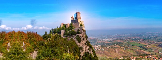 Kanarische Insel Urlaubsdestination - San Marino – Hol ihn dir – den heißbegehrten Einreise-Stempel von San Marino. Nimm deinen Reisepass, besuche die örtliche Tourismusbehörde, hier wird die kleine Trophäe in dein Reisedokument gestempelt, es sieht gut aus und ist eine supertolle Urlaubserinnerung. Dieses neue Trendy-Reiselust-Souvenir passt ausgezeichnet zu den anderen außergewöhnlichen Stempeln deiner vergangenen Reisen. San Marino ist ein sehr interessanter Zwergstaat, eine Enklave, vollständig von Italien umgeben, eine der ältesten bestehenden Republiken und eines der reichsten Länder der Welt. Die beliebtesten Orte für Ferien in San Marino, locken mit besten Angebote für Hotels und Ferienunterkünfte mit Werbeaktionen, Rabatten, Sonderangebote für San Marino Urlaub buchen.